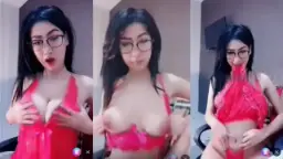 Awcece Dengan Setelan Dalam Merah Yang Menggoda