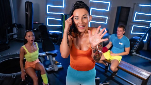 Pesta Tiga Seks Di Gym: Dua Wanita Cantik Dan Alat Vital Besar
