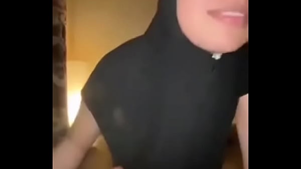 Mengerang Di Ranjang, Jilbab Tersingkap, Memek Sempit Meronta Ditusuk Kontol Gede