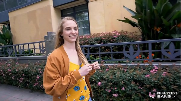 Gadis Rusia Mungil Diterjang Hingga Vagina Ketatnya Melebar