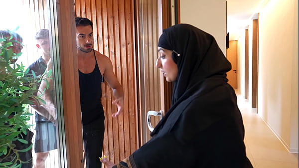 Gadis Arab Ingin Menjaga Keperawanan Hingga Pernikahan, Namun Empat Lelaki Menggoda Hasratnya.
