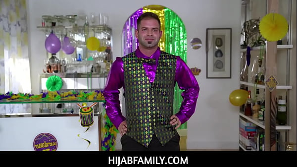 Violet Gems, Si Gadis Berhijab Yang Menggoda, Menikmati Deretan Manik-manik Sebelum Mahir Memuaskan Nicky Dengan Mulutnya Yang Panas.