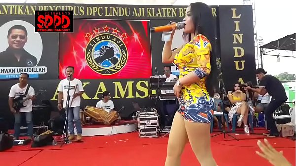 Sintya Riske Menggoda: Goyangan Liar Di Atas Panggung