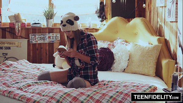 Ngentot Gila Ayah Tiri Suntik Sperma Panas Di Memek Shyla Ryder
