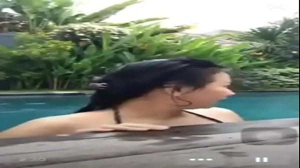 Bercinta Di Kolam Renang Sambil Siaran Langsung