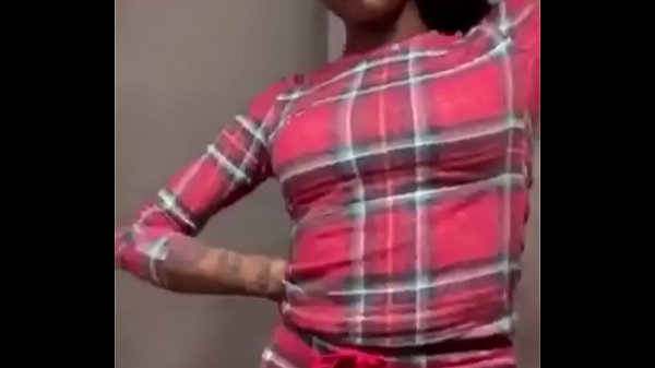 Asian Doll Menggoyangkan Pantat Montoknya Yang Seksi Di Instagram Live Sambil Menyanyikan Lagu Barunya Dengan Gerakan Mulut Yang Menggoda