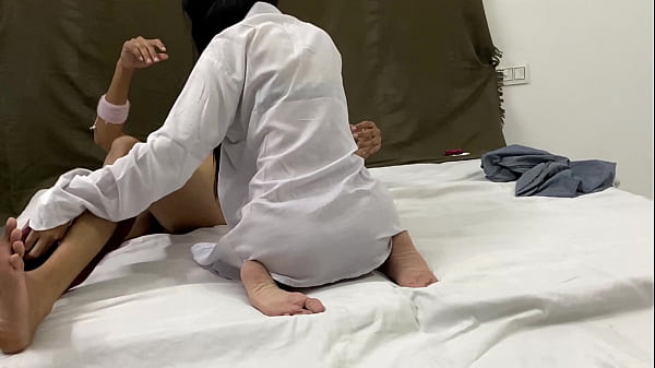 Adik Tiriku Telanjang Di Malam Hari Dan Menunggangi Kontol Besarku