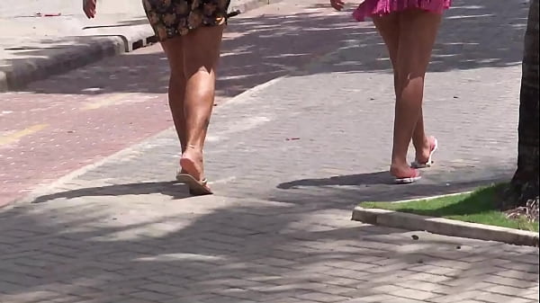 Gadis Manis Nan Menggoda Berjalan Ke Pantai Dengan Pantat Yang Memikat!