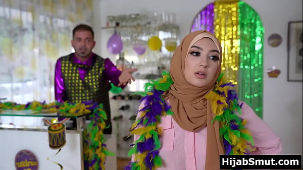 Gadis Muslimah Polos Mengulum Pacarnya Untuk Pertama Kali