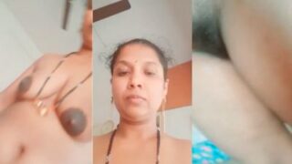 Gadis India Selatan Telanjang Mengocok Memek Berbulu Dalam Video Mms