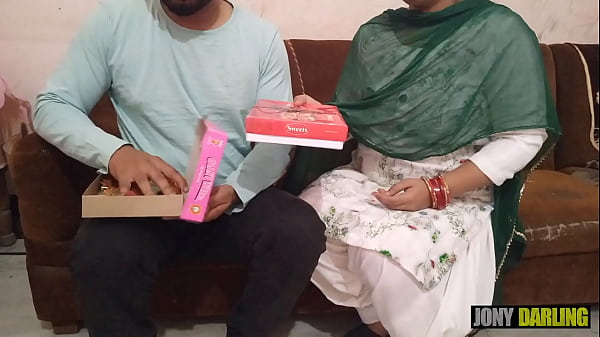 Malam Diwali, Maami Merayakannya Dengan Meledakkan Petasan Di Celahnya Yang Basah