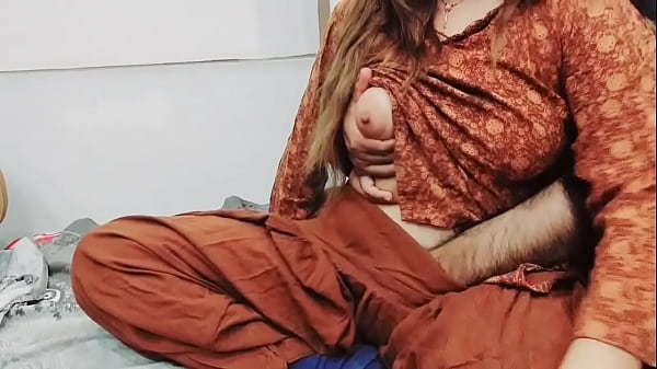 Ibu Tiri Pakistan Nungging Anal Di Depan Suami Yang Ditipu, Sambil Potong Sayur Dengan Suara Hindi Yang Menggoda