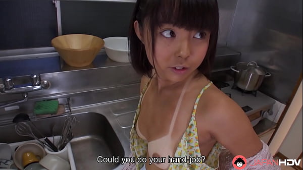 Istri Rumah Tangga Jepang Berjemur Tomoyo Isumi Memberikan Layanan Mulut Tanpa Sensor.