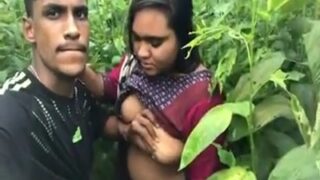 Desi Liar Menggila Mengebor Si Montok Di Semak-semak Terbuka