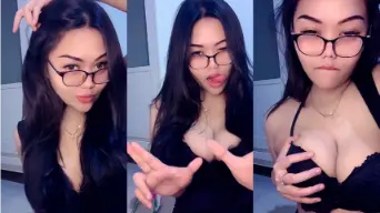 Nayasa Pake Kacamata, Live Hot Full Videonya Bikin Makin Basah.