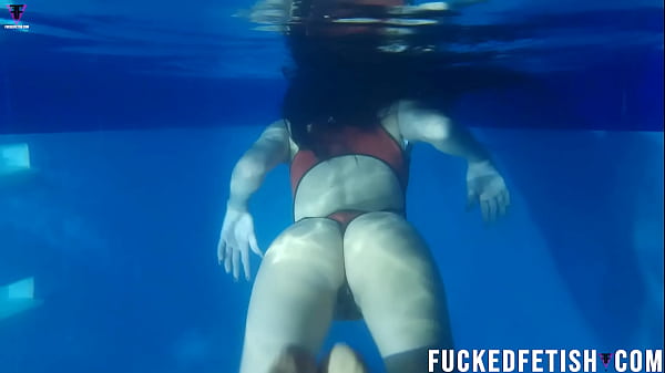 Helen Bintang Bergairah, Malam Panas Di Kolam Renang Dengan Pakaian Renang Seksi