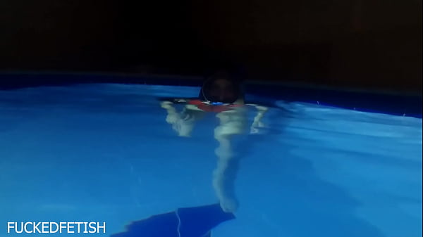 Helen Star Pake Baju Renang Seksi, Masker Malem, Nyetir Di Kolam Bikin Makin Basah.