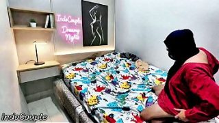 Aku Ngeliat Adik Berhijab Lagi Kesepian Di Kamar, Aku Bantu Dia Dengan Penuh Nafsu… Sampai Muncrat Dalam Memeknya