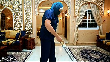 Hijab Pembantu Rumah Tangga Indonesia Disuruh Nyedot Kontol Majikan Sampe Habis