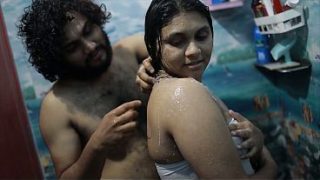 Cewek India Mandi Bareng Abang, Panasnya Kebangetan