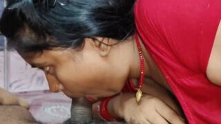 Bhabhi Nafsu Ngocok Kontol Desi Sampe Muncrat, Lalu Minum Air Mani.