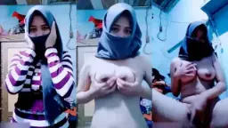 Cewe Berjilbab Toge Buka Baju Sambil Colmek, Bikin Makin Panas.