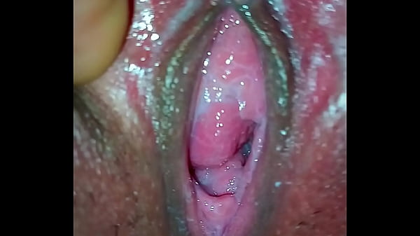 Bini Lagi Mainin Kontol Gede Suami, Crot Di Memek Sambil Desah Panas.