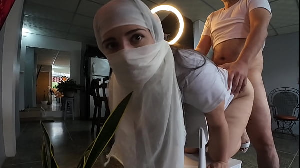Ibu-ibu Hijab Digenjot Keras, Kontolnya Mancing Ke Dalem, Air Mani Penuh Di Pantatnya.