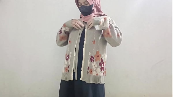 Gadis Berjilbab Main Timun Sampai Basah.