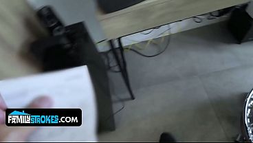 Gadis Latin Muda Menggoda Ayah Tirinya Dengan Tubuh Mulus Bikin Makin Tegang.