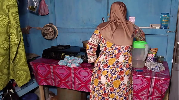 Ngentot Istri Temen Pas Lagi Masak, Bikin Dapur Makin Panas.