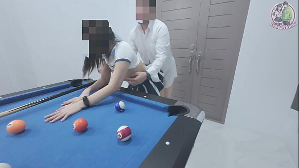 Cewek Thailand Naik Ke Meja Bilyard… Lalu Digocoh Keras Sampai Meringis!