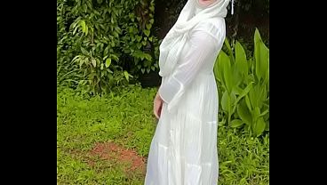 Ngejoget Pake Hijab Di Luar, Bikin Semua Ngiler Lihat Bokong.