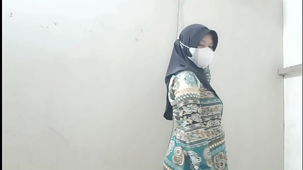 Ngentotin Istri Tetangga Pas Suaminya Cabut Kerja, Basah Semua