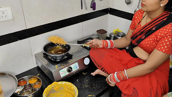 Komal Lagi Bikin Gorengan Pas Diwali, Si Adik Ipar Malah Ngeloyor Mau Ambil Kakak Ipar, Sambil Ngintip Lekuk Tubuhnya Yang Bikin Panas.