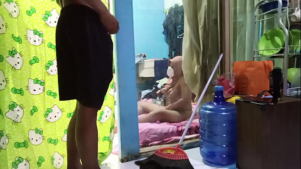 Temen Lagi Colmek, Gue Ngentot Istrinya Depan Dia.