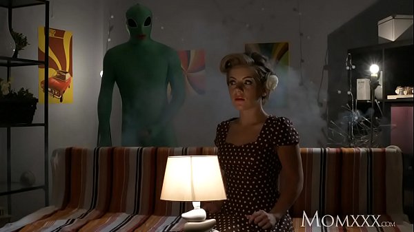 Mama Rumah Tangga Kesepian Dirayapi Alien Sampai Dalam Di Malam Halloween.