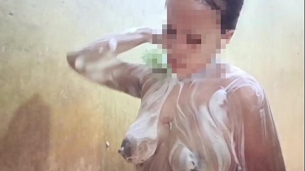 Lihatin Aku Mandi, Sayang, Biar Kamu Makin Horny Lihat Tubuh Basahku.