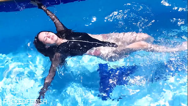 Badan Karet Jessica Bunny Di Dalam Air, Basah Kuyup Dan Menggoda.