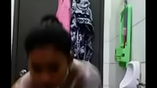 Narsis Total, Sambil Ngintipin Badan Sendiri Di Kaca, Pingin Digituin Abis-abisan