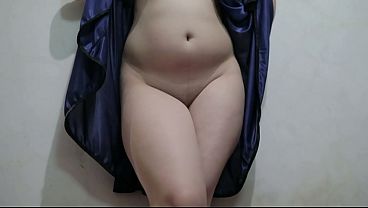 Cewek Indo Lingerie Biru, Jongkok Sambil Colmek, Becek Nih