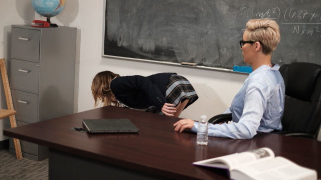 Guru Baru Ryan Keely, Montok Dan Seksi, Langsung Kena Getahnya Sama Murid Psikopat Carter Cruise. Carter, Si Nakal, Langsung Nyium Titik Lemah Gurunya Yang Sapi Perah Itu, Dan Siap Ngeksploitasi Habis-habisan Dengan Cara Paling Mesum.