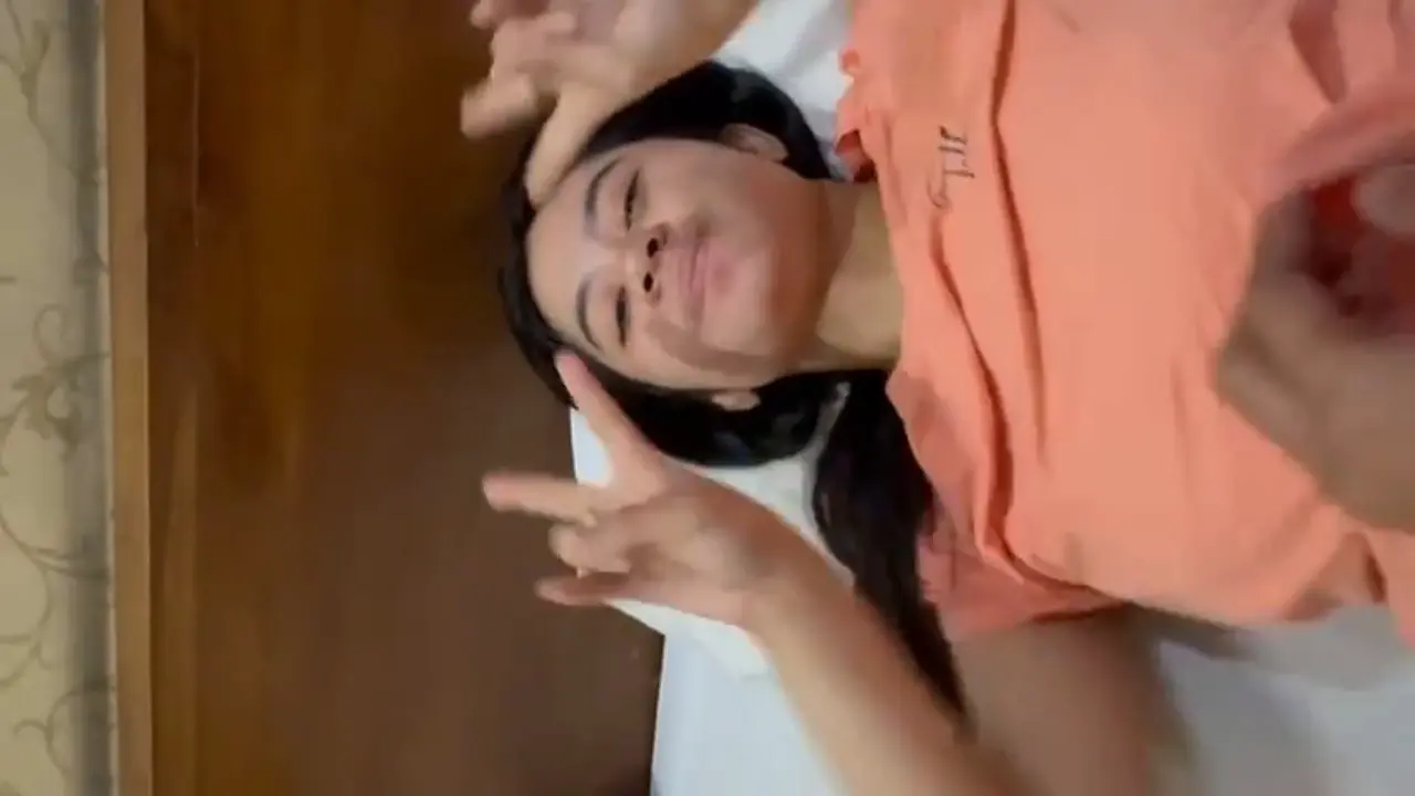 Sii Rini Digituin Sama Laki Bini Orang, Dia Malah Nikmatin Aja.