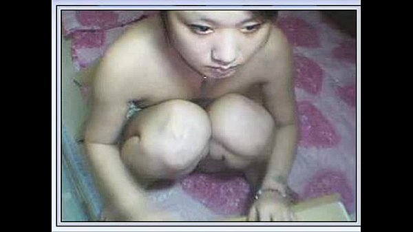 Gadis Mungil Cina Melebarkan Kakinya Di Depan Kamera.