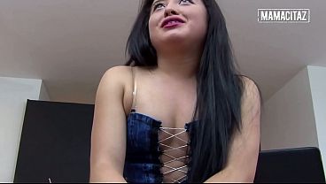 Gondes Banget Nih Cewek Latin, Pake Rok Mini Melengkung, Doi Gak Bisa Berhenti Nyubit Pantatnya.