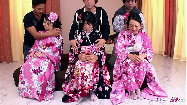 Pesta Nge-seks Jepang Langka, Tiga Cewek Jav Imut Dengan Bulu Becek Di Selangkangan