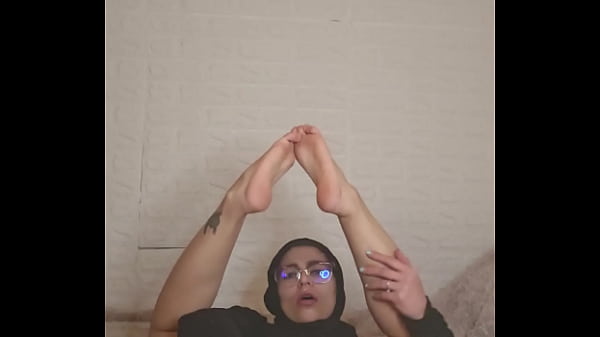 Ibu Rumah Tangga Arab Mia Pamer Kaki Mulus Di Bawah Niqab, Bikin Ngiler!