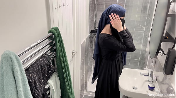 Astaga! Gak Nyangka Cewek Arab Bisa Gitu. Aku Lihat Langsung Cewek Arab Berhijab Lagi Colmek Di Kamar Mandi.