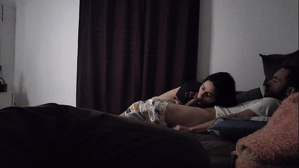 Tia Gatal Sengaja Atur Posisi Biar Bisa Rebahan Di Sofa Sambil Gesek-gesekan Sama Ponakan.
