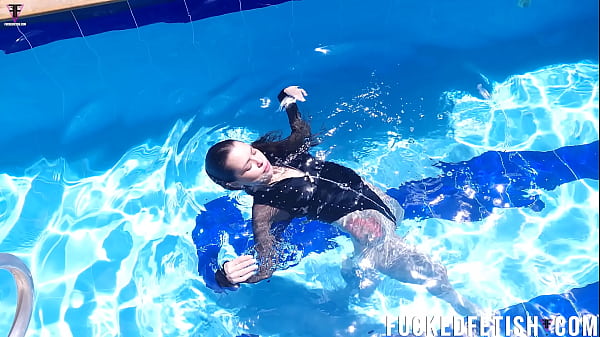 Jangan Liatin Terus, Jessica Bunny Lagi Main Di Kolam Renang, Pake Body Basah Kuyup Bikin Ngiler.